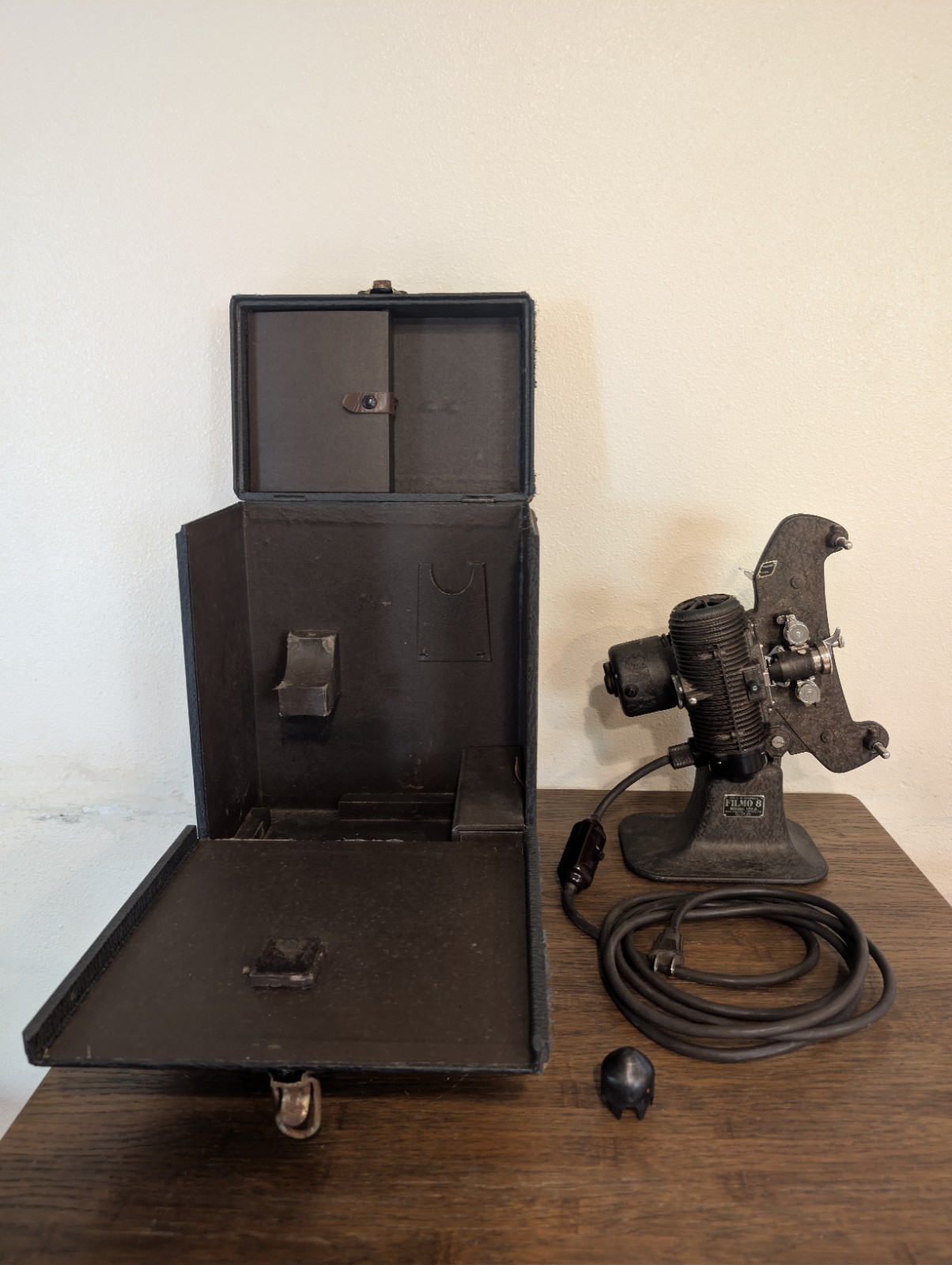 Bell & Howell Filmo 8 122-A 8mm Projector + Case - WORKS!