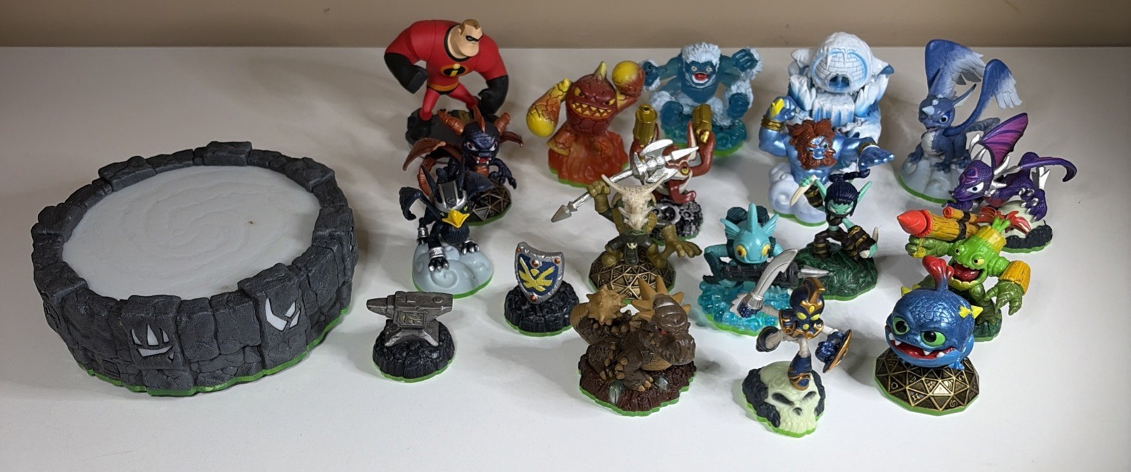 SKYLANDERS Wireless Portal of Power & 19 Figures for Nintendo Wii UNTESTED