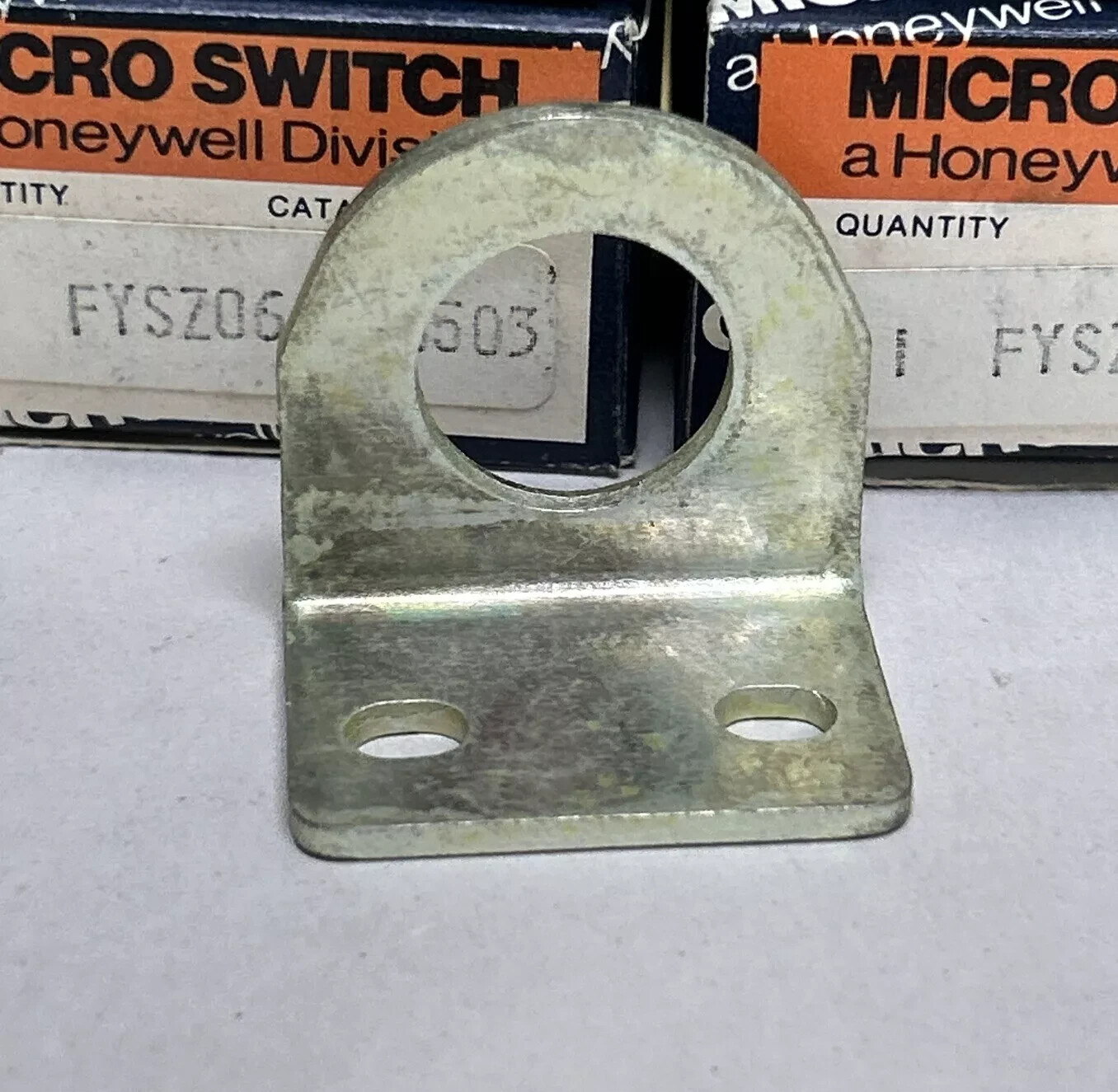 HONEYWELL MICRO SWITCH FYSZ06 Mounting Bracket