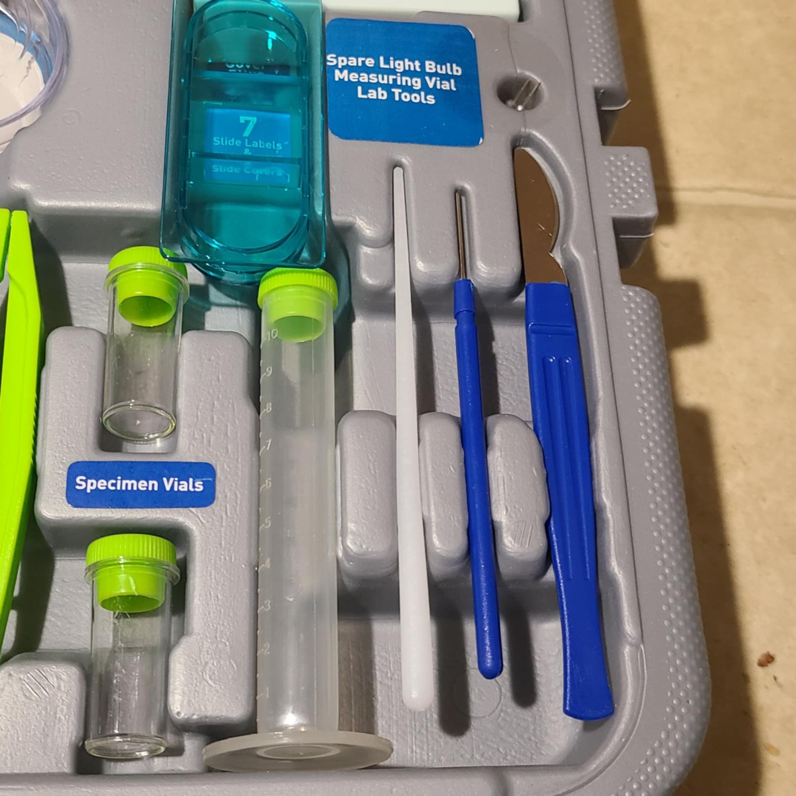 DISCOVERY KIDS 900X BIO-MICROSCOPE ON THE GO MICROSCOPE 45 PIECE SET W/ CASE