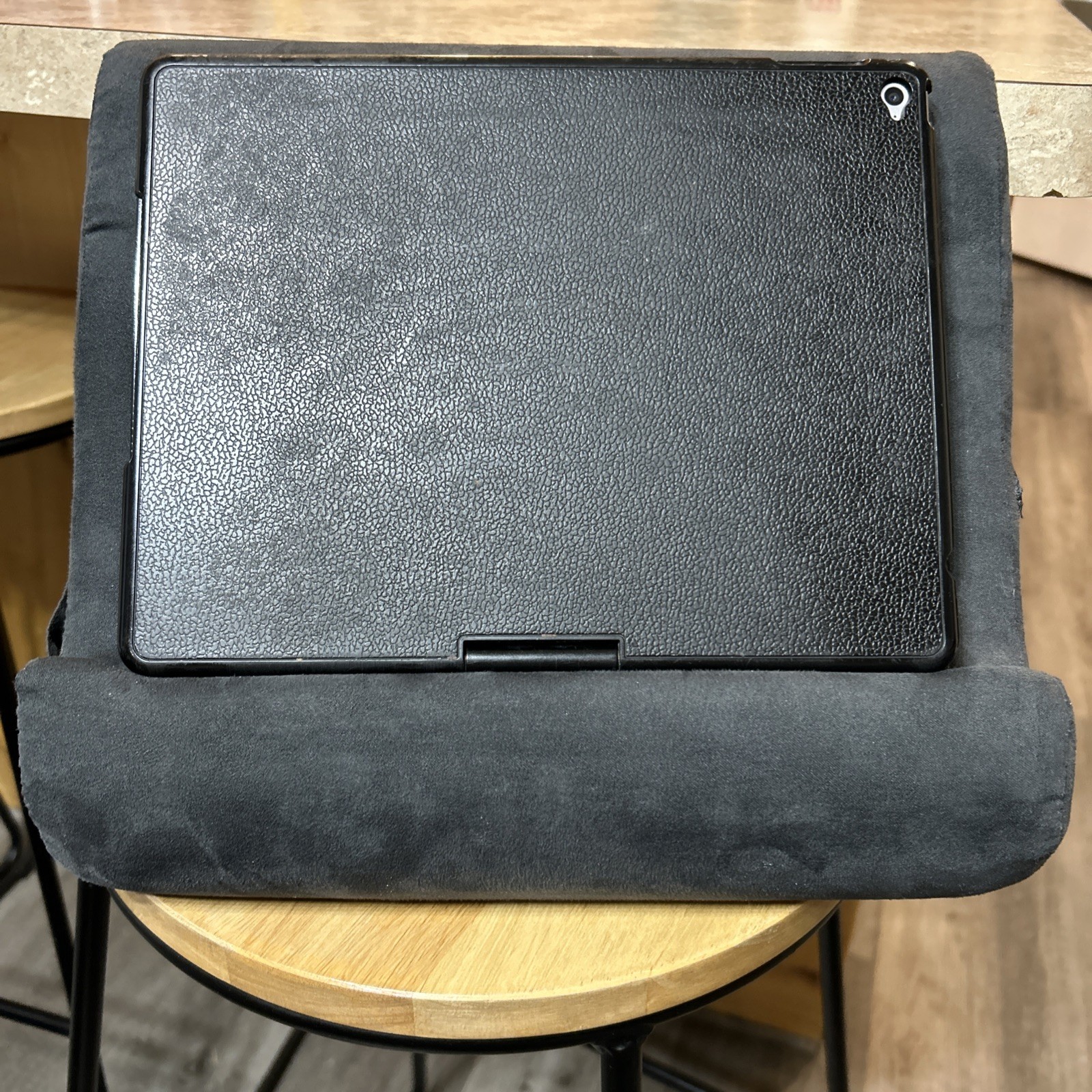 Black Pillow Pad Multi-Angle Soft Tablet Stand Side Pocket Great Condition