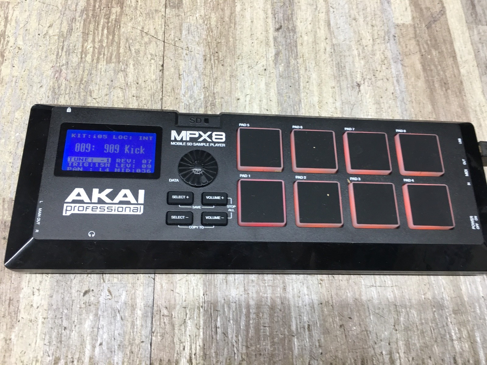 AKAI Professional MPX8 - Portable Sample Pad Controller with cable .
