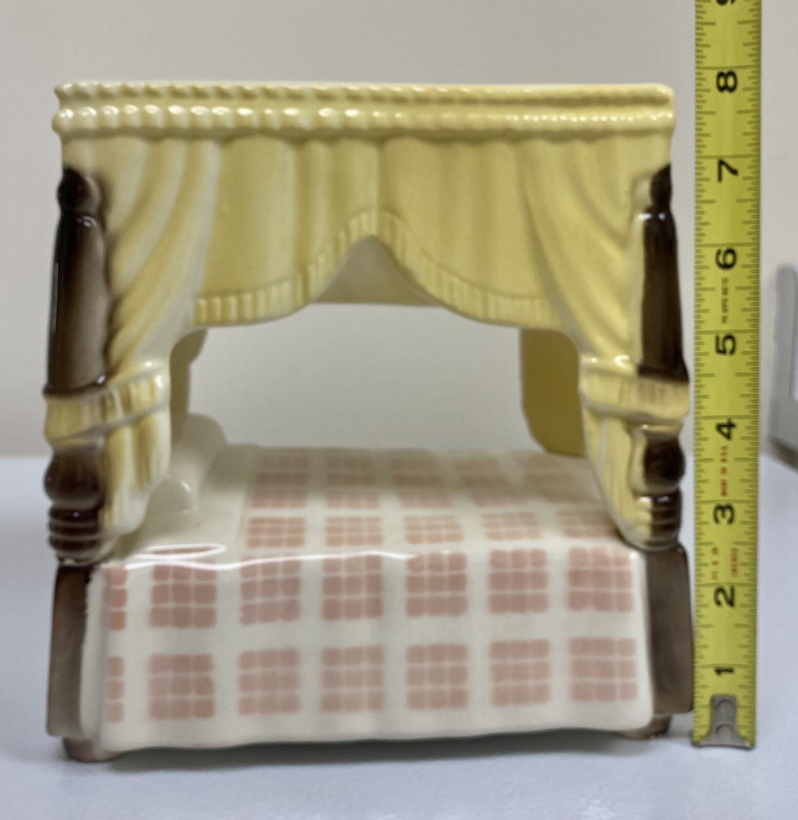 SHAWNEE POTTERY POSTER BED PLANTER YELLOW DRAPERY PINK CHECKER BED SPREAD NICE!