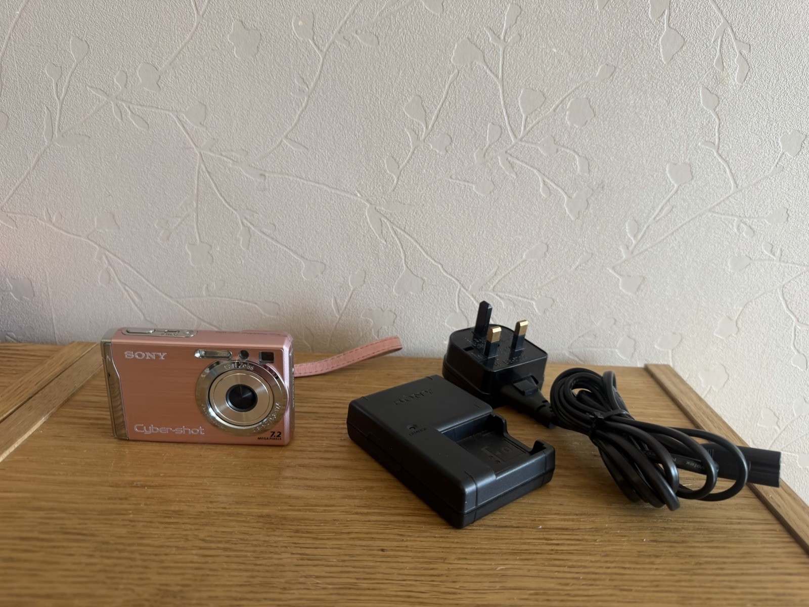 Sony Cyber-shot DSC-W80 Digital Camera Pink 7.2MP - Tested With Charger (BB)