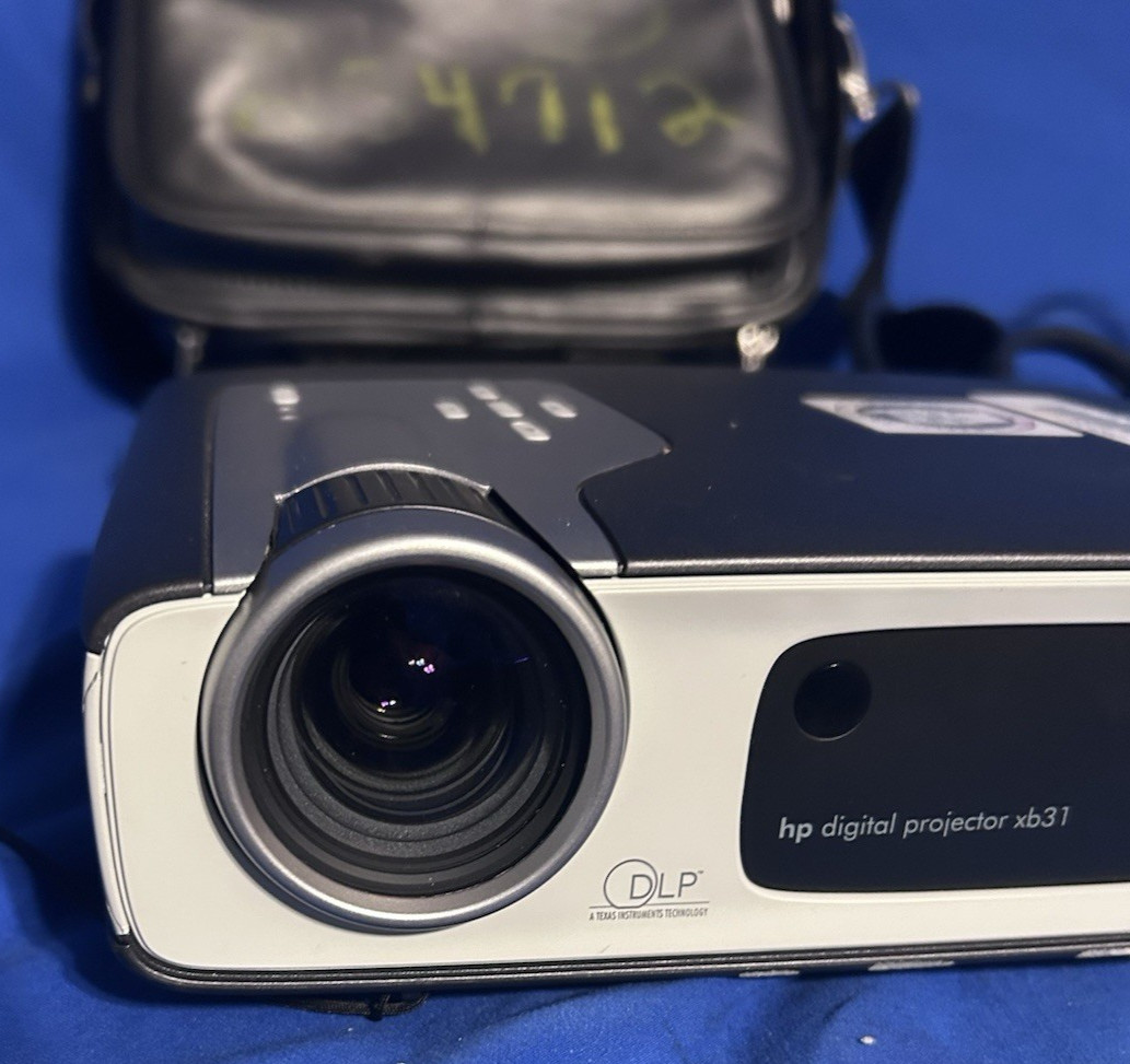 HP Digital Projector XB31 DLP w/ Case & Cords Tested