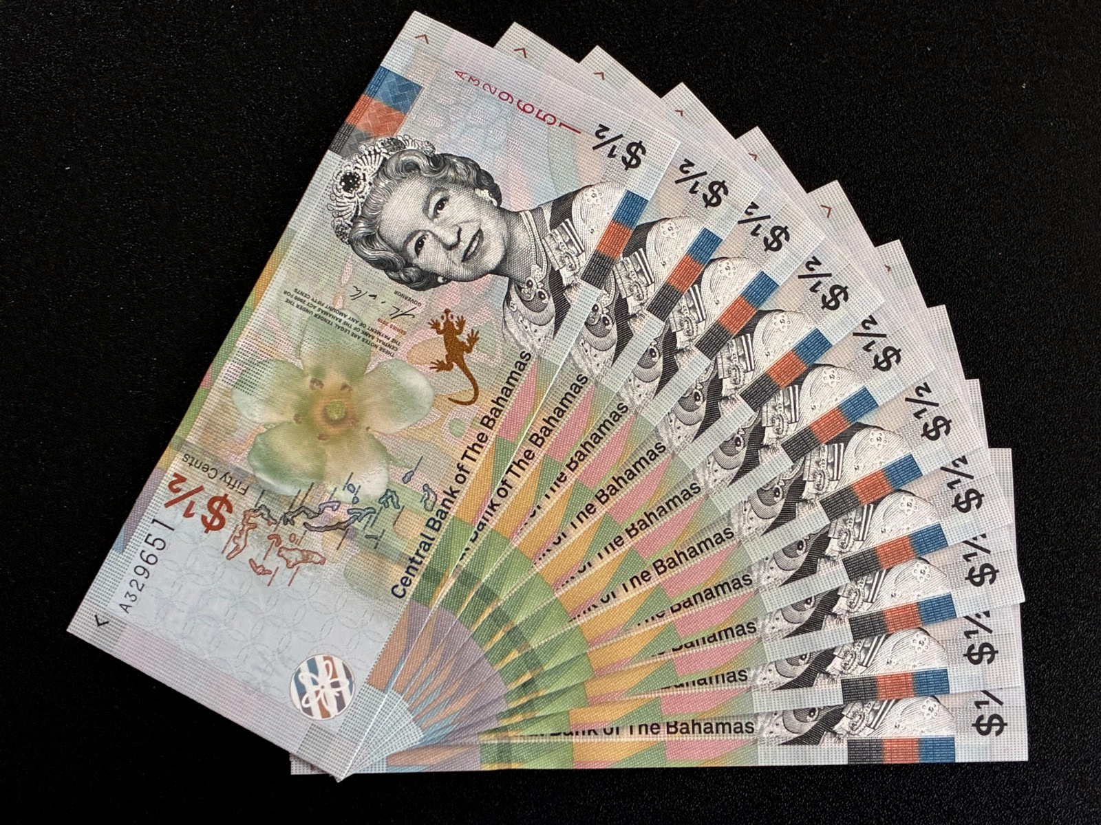 BAHAMAS 0.50 ½ DOLLAR P-76Aa 2000 x 10 Pcs Lot BUNDLE QUEEN UNC Currency NOTE