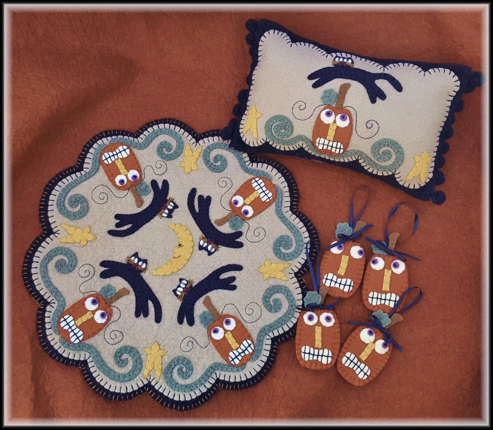 *Mischief Night* Halloween Pumpkins~Table Mat/Penny Rug & Mini Pillow *PATTERN*