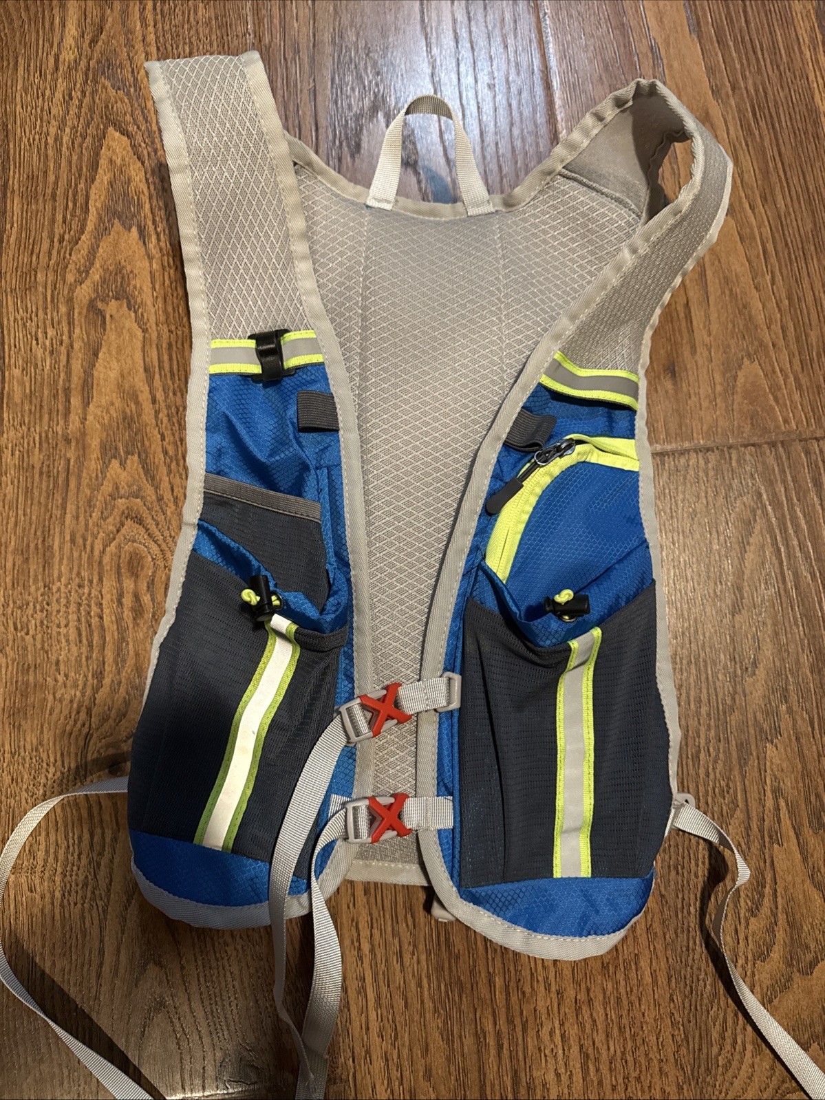 Hydration Vest Men Women Adjustable Size With New 2 L  Water Bladder Included