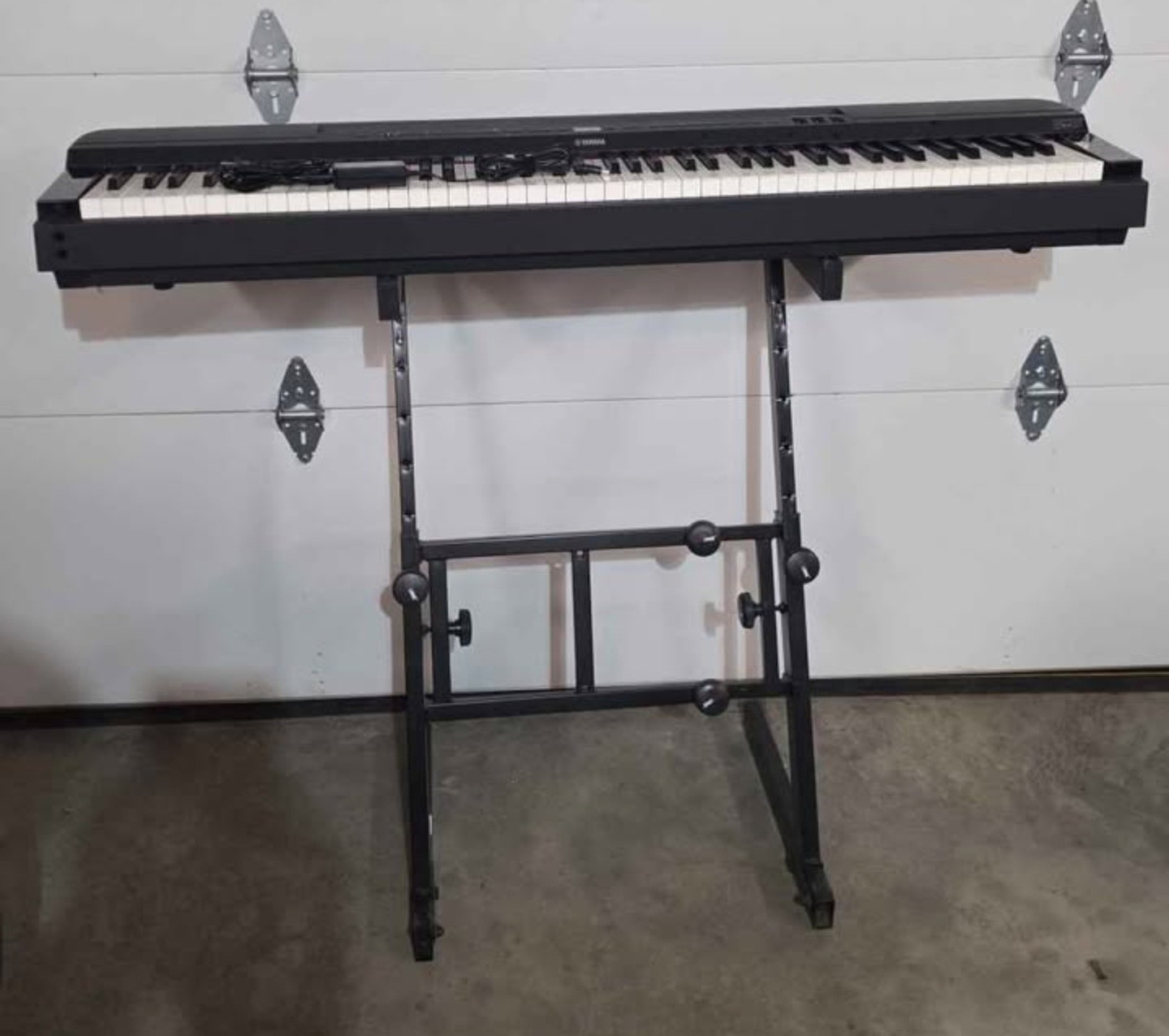 Yamaha P-255 Digital Piano - Black with Proline Z stand