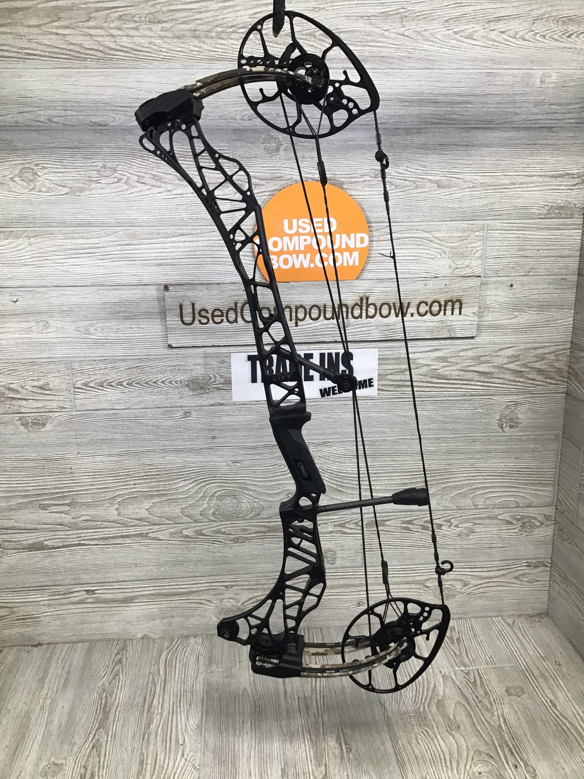 Used Mathews Lift X 29.5 Right Hand 29"/70# Black Riser/First Lite Limb