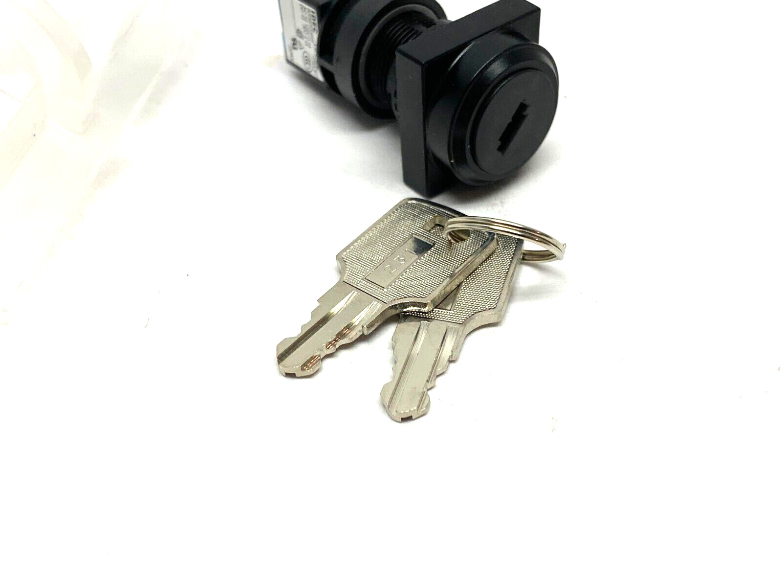 IDEC HA3K-2C2C 2-Position Oversize Key Selector Switch L6 Round/Square