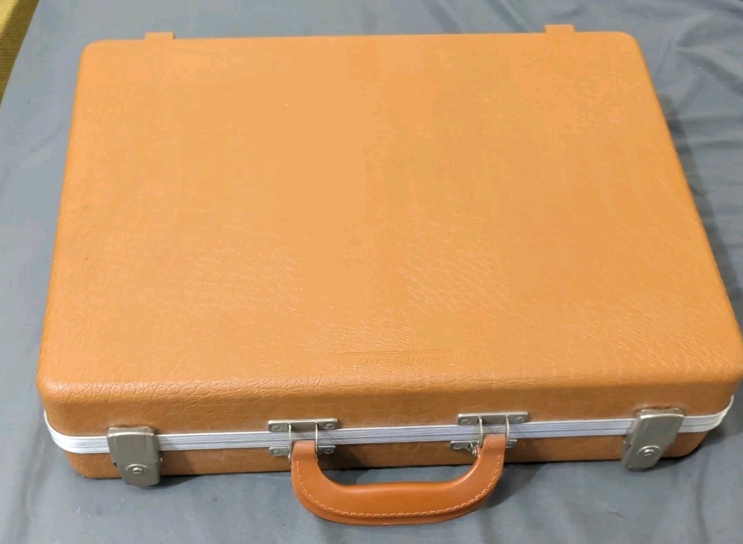 Vtg DOSKOCIL Gun Guard Hard Case 18”x14”x4.5” Brown Alligator Pattern With Foam