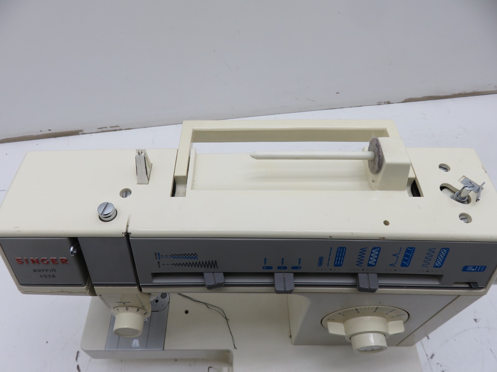 SINGER Merritt 4528 Sewing Machine - Untested As-is