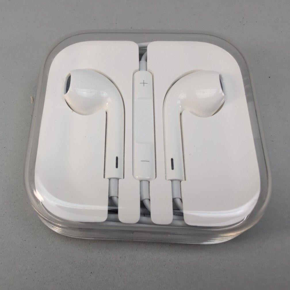 Apple EarPods With 3.5mm Headphone Plug White In-Ear Stereo Mic Remote Volume