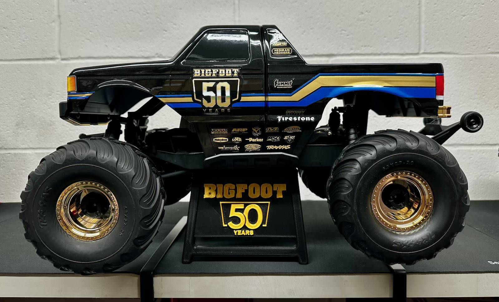 Custom stand for Traxxas Big Foot 50th Year - Gold