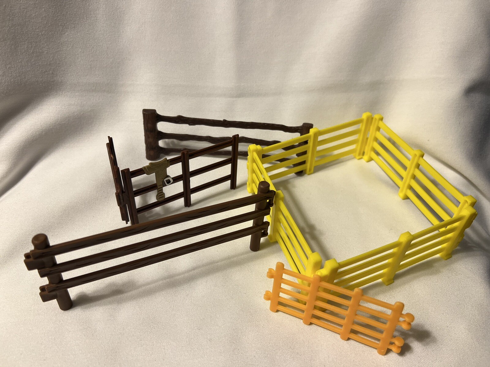 Farm Country yellow board fence original style lot of 4 Orange, Brown Pieces