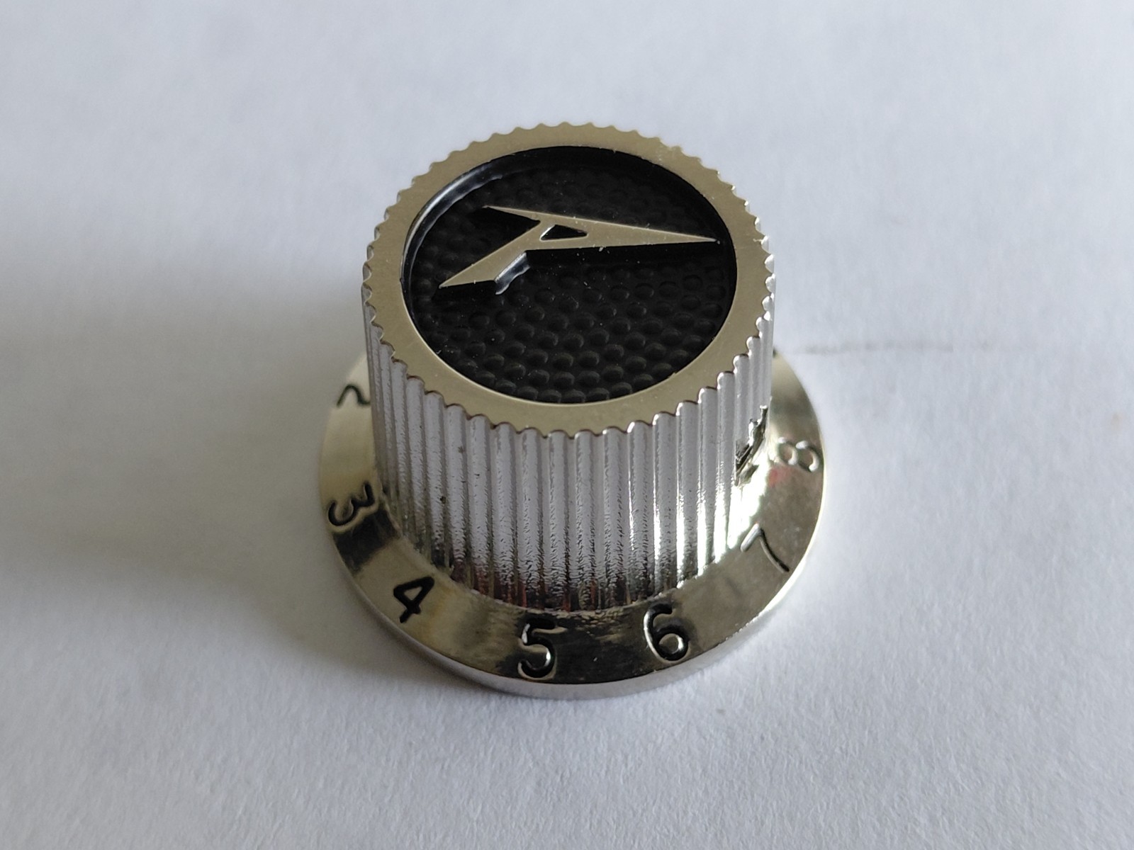 Peavey Logo Knob Nickel Plate Finish - 1/4" Solid Shaft - 2mm Set Screw OEM