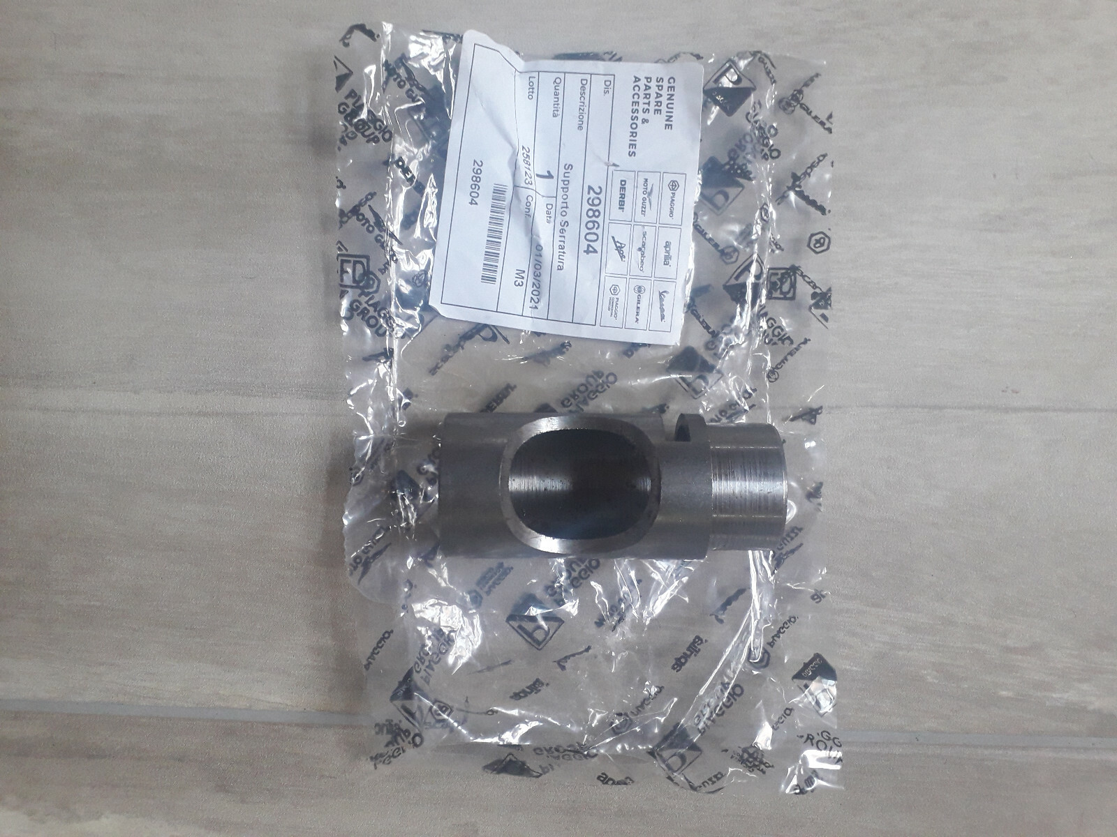 298604 Lock Support - Vespa GTS 300 ZAPM4520 & Vespa GTV 125 & GTV 250 & GTV 300