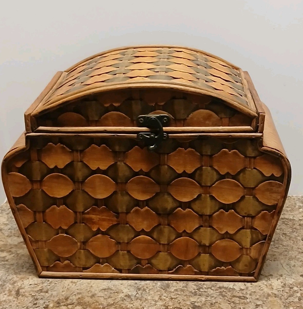 Vintage Chain Hinged Wicker / Metal Woven Storage Chest Trunk 18 X 14 X 10.5