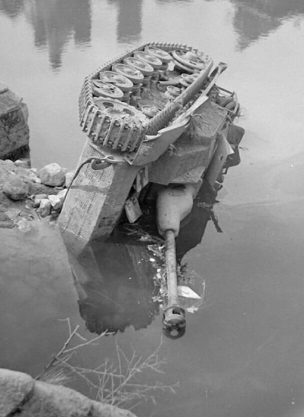 WW2 WWII Photo German Sturmgeschütz in River StuG Germany World War Two / 4182