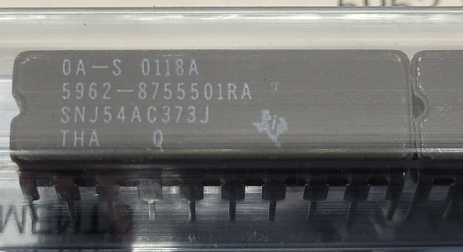 SNJ54AC373J IC Octal D-type transparent latch with 3 state output, quantity of 6