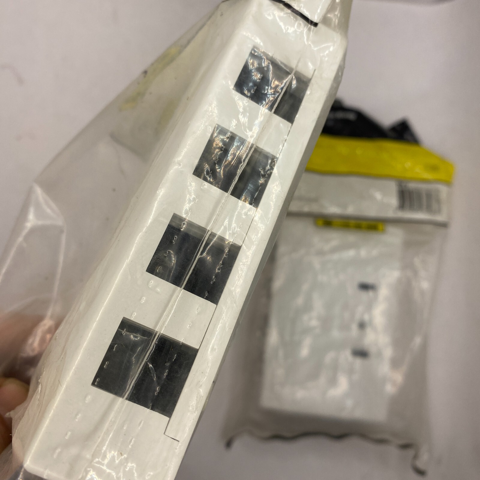 Hubbell ISB4W Surface Housing 4 Port White Surface 2 Pack🔔