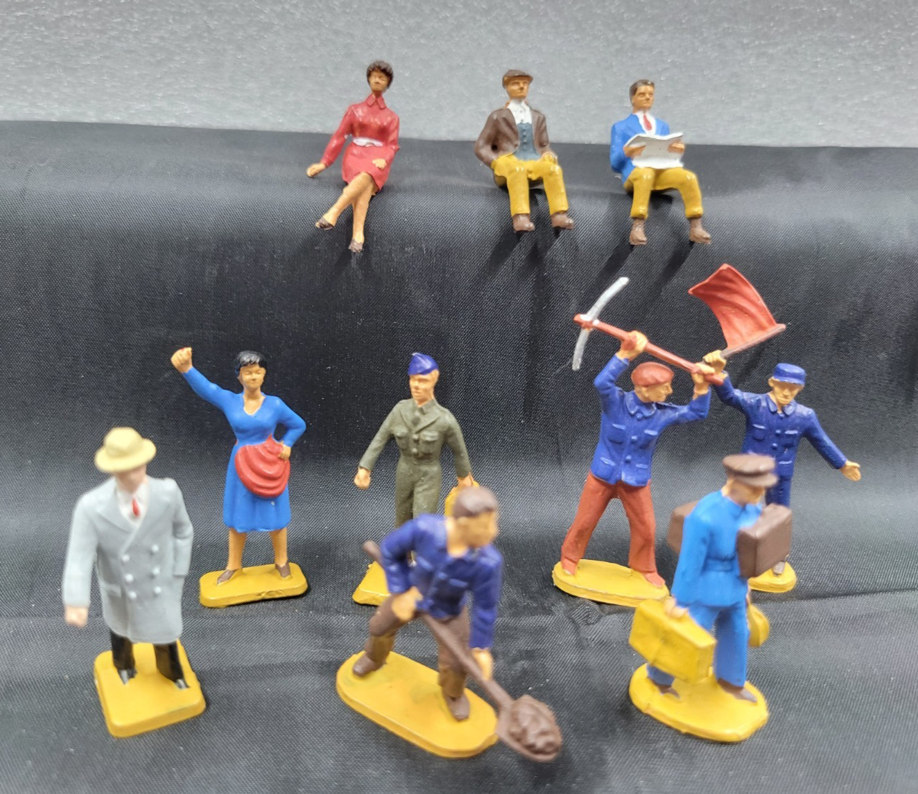 10 MISCELLANEOUS PLASTIC PAINTED FIGURES RAIL YARD FIGURES CIVILIAN FIGURES