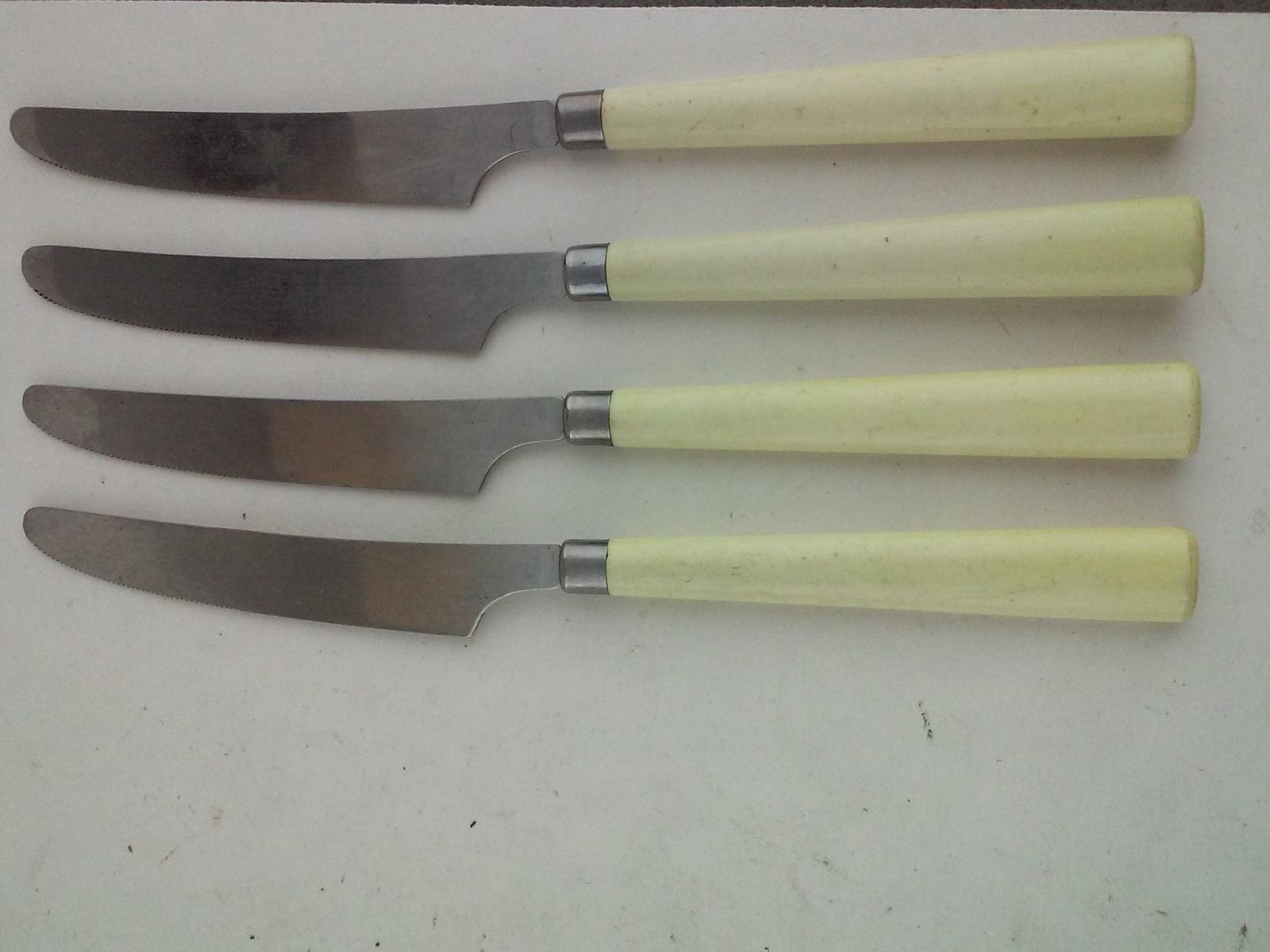 Set of 4 Stainless Steel Butter/Dessert Knives Yellow Handle
