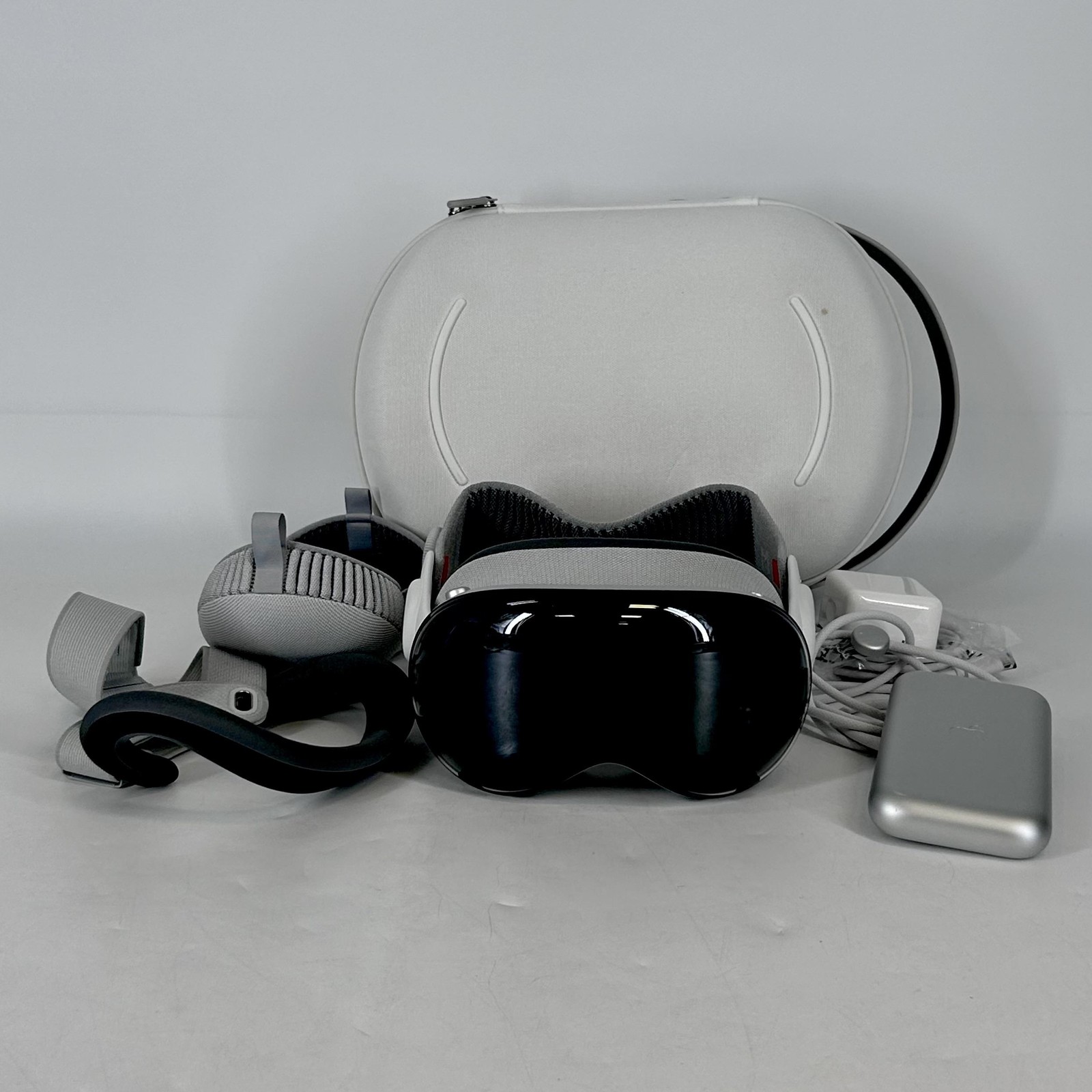 Apple Vision Pro VR Headset 256GB w/ Light Seal-21W/Dual Loop Band-M - Very Good