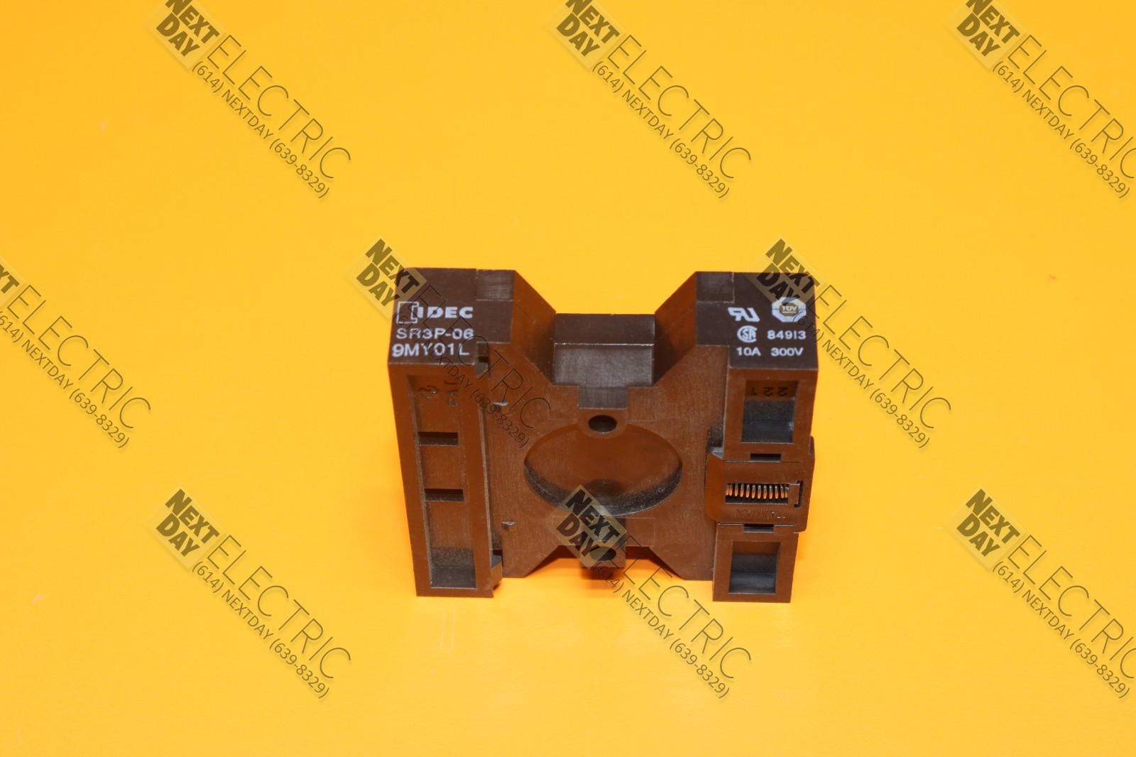 Idec, SR3P-06, Relay Base DIN Mount 11 Pin Round Plug