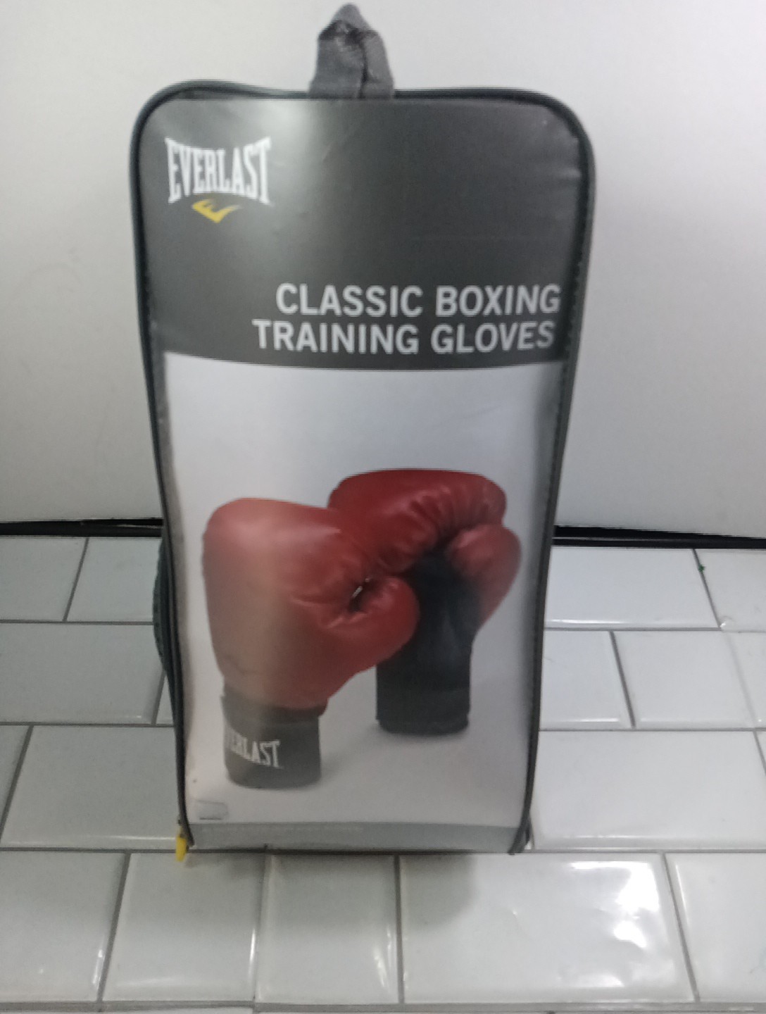 Everlast ~ Classic Boxing Training Glove for Heavy Bag Training ~ Mitt Work Spar
