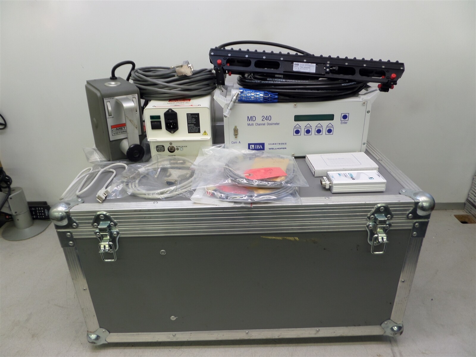 Wellhofer MD 240 Multi Channel Dosimeter Electrometer w/ Case & Accessories