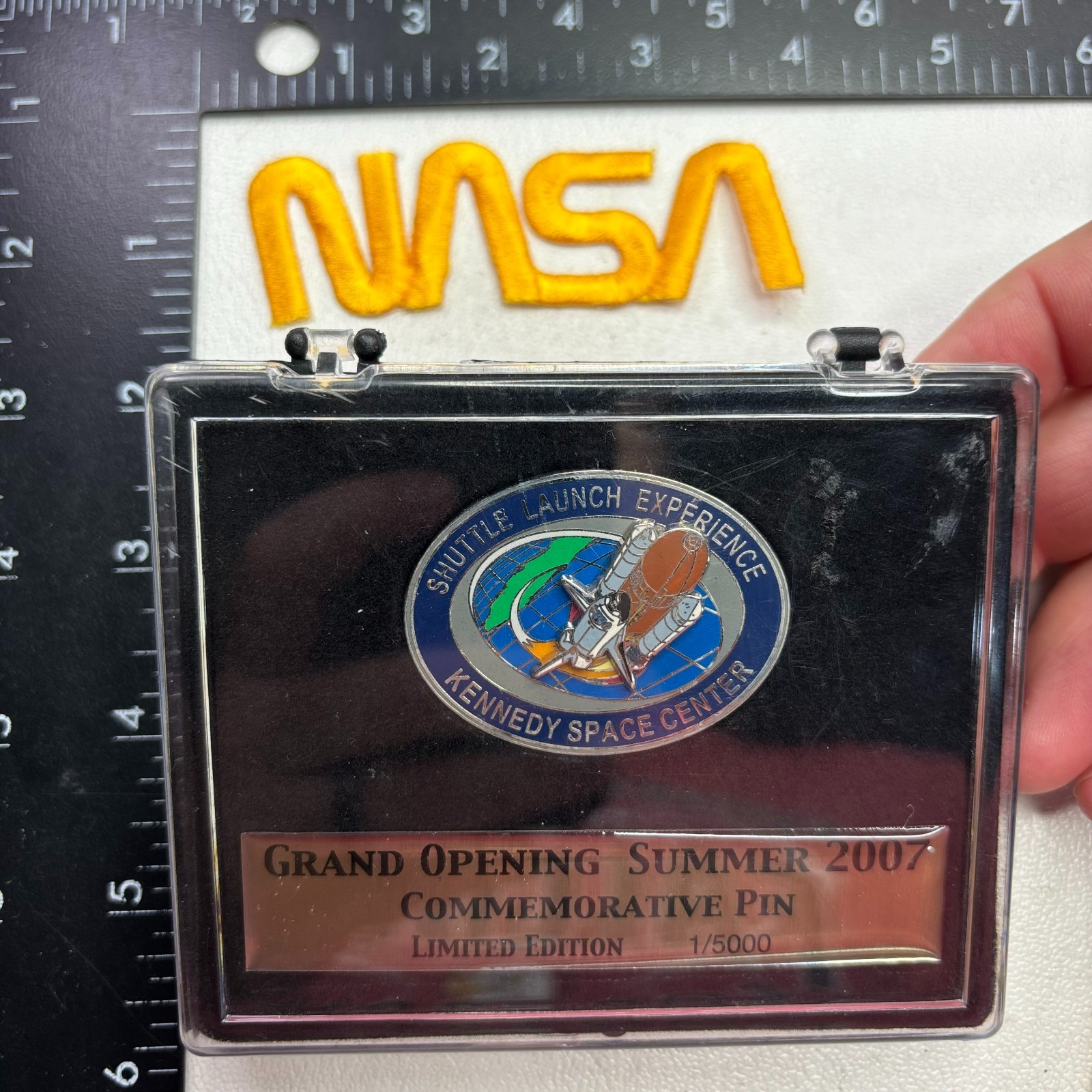 NASA Patch + SHUTTLE LAUNCH EXP. KENNEDY SPACE CENTER Comm. Pinback Pin C504
