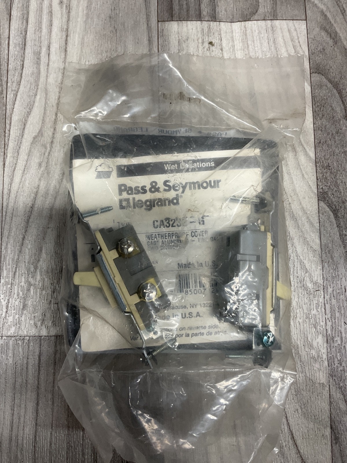Pass & Seymour Legrand, CA3232-G, 15A, 120V, Weatherproof Cover #121N56