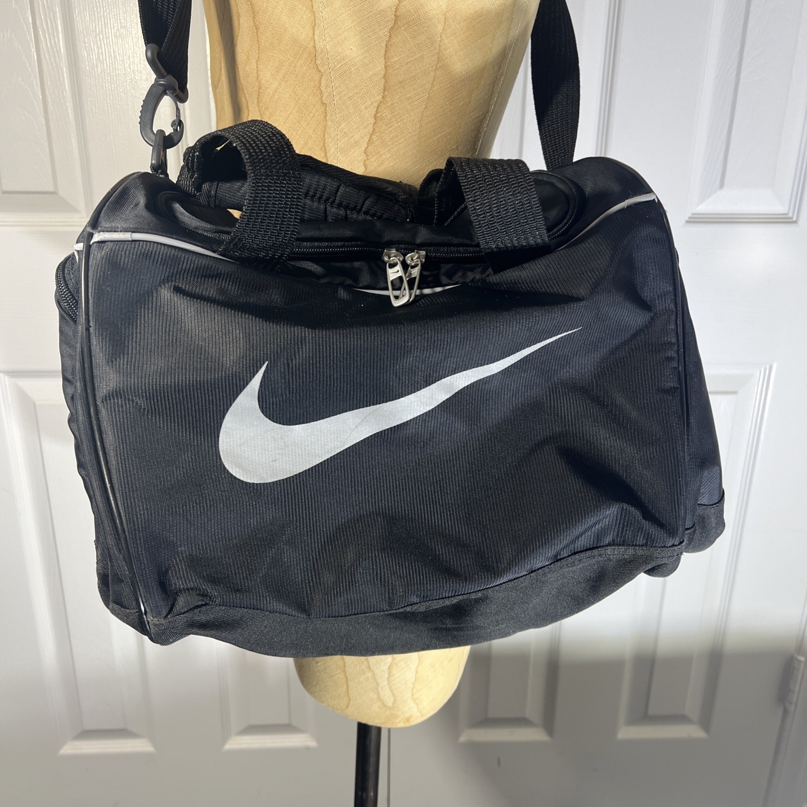 Nike Black Duffel Gym Travel Workout Tote Bag Measurements 17.5” X 14” X 12”
