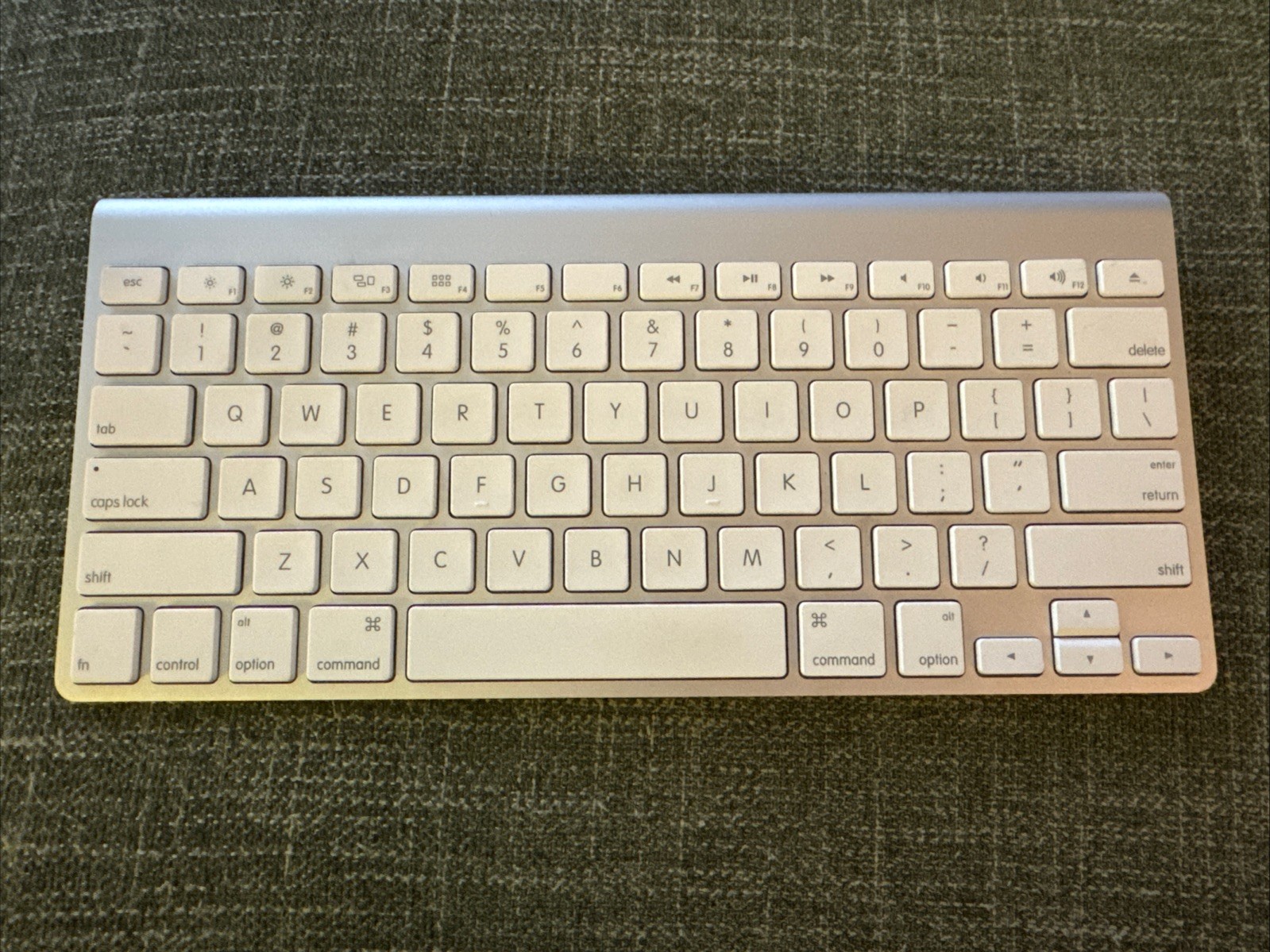 Apple A1314 Wireless Keyboard - MC184LL/B Works Tested
