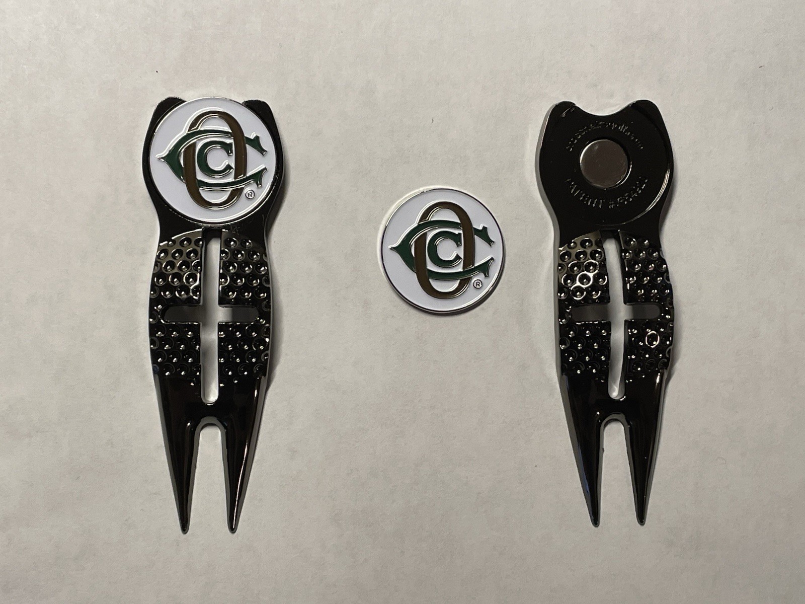 (1) Oakmont Country Club Crosshairs Divot Tool & 1" Coin Style Golf Marker