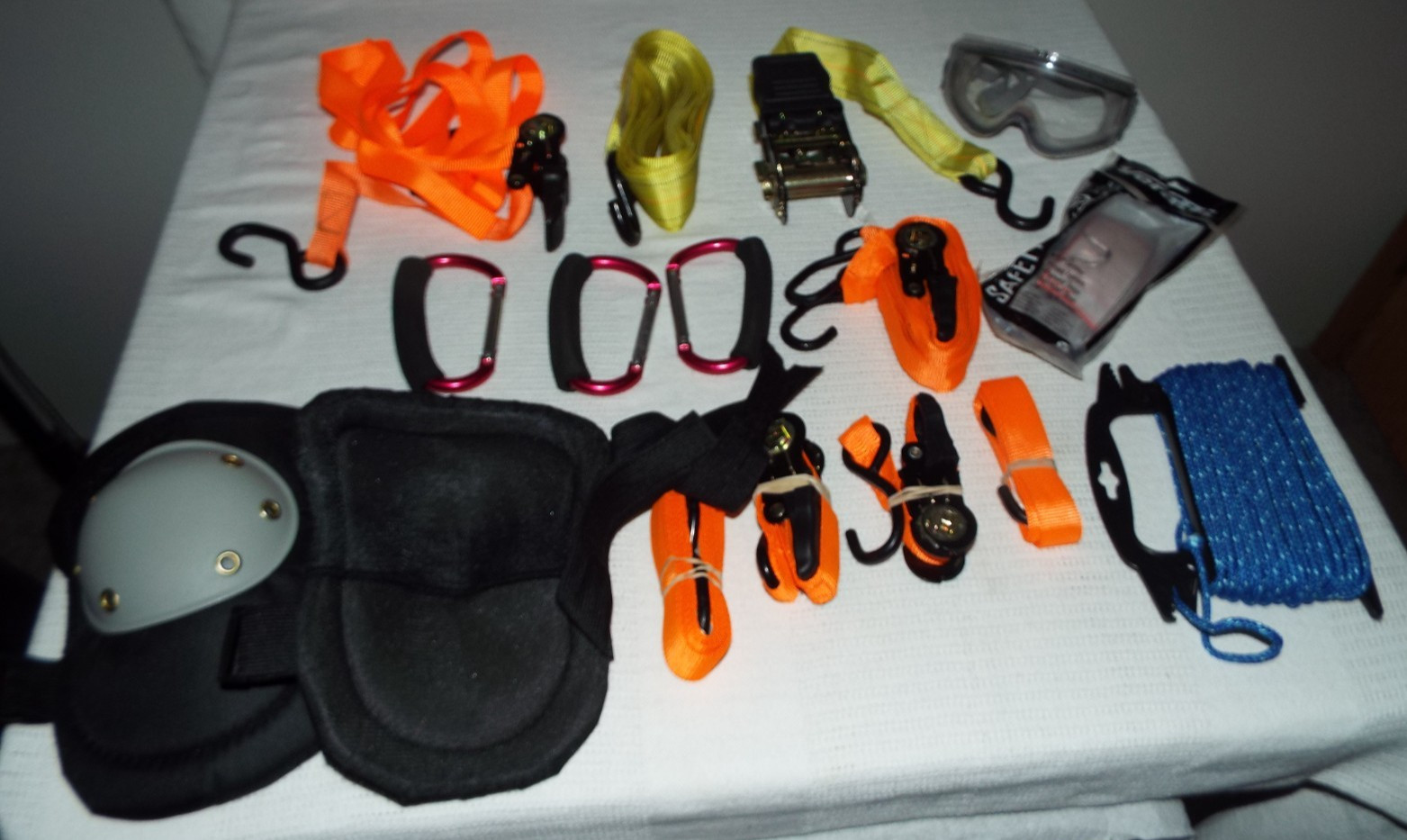 MIXED LOT OF RATCHET TIE DOWNS, SAFETY GLASSES, KNEE PADS, ROPE ETC....READ!!!