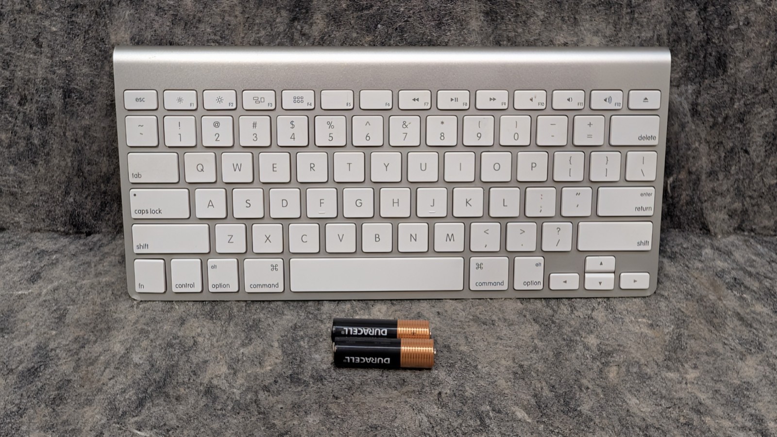 Apple A1314 Wireless Bluetooth Keyboard (White/Silver)