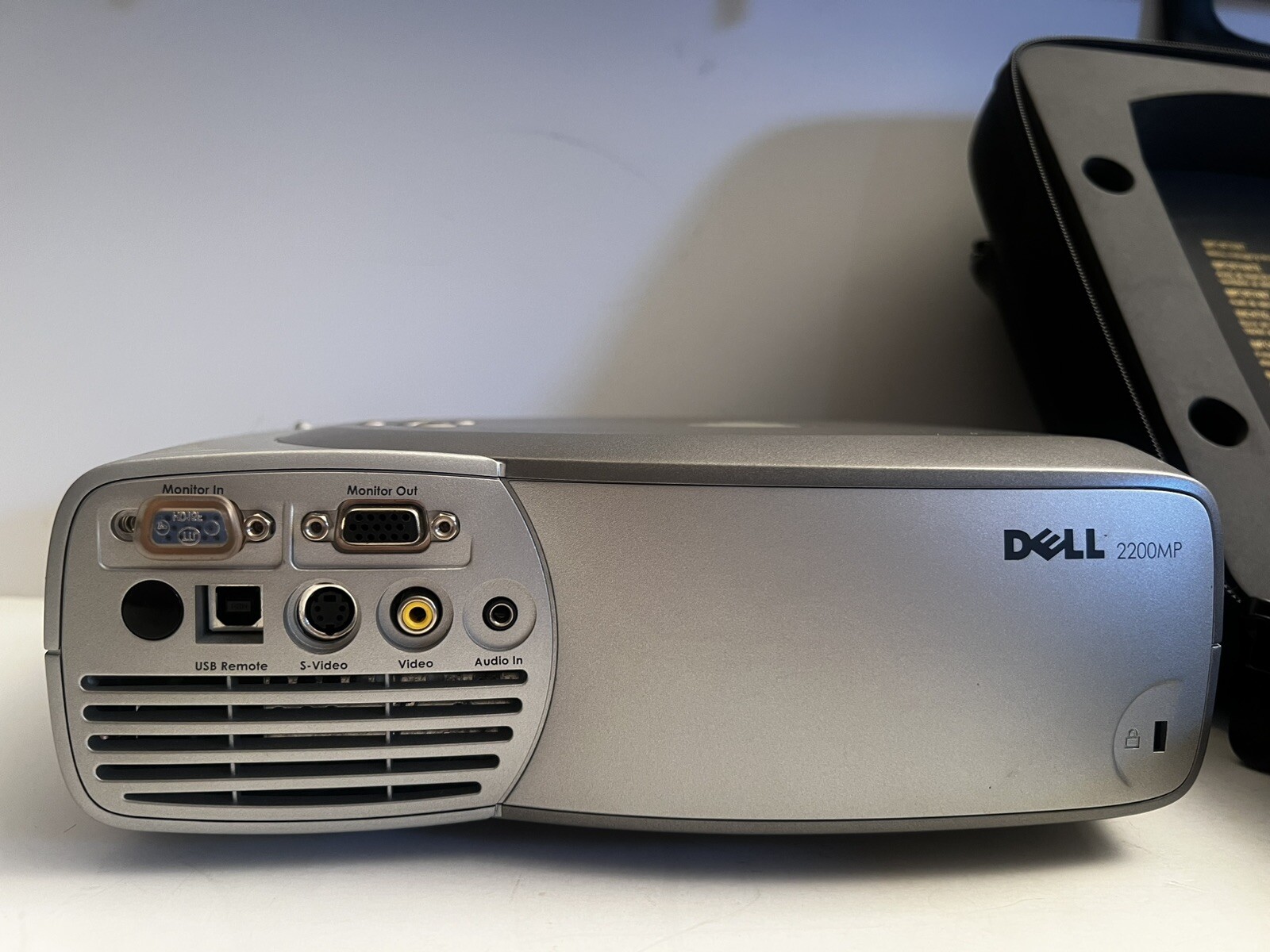 DELL DLP Front Projector 2200MP with Case and Remote
