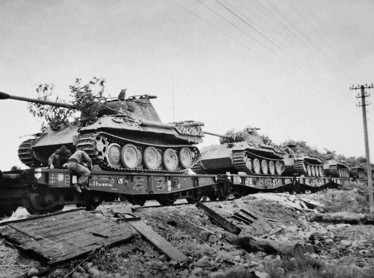 WW2 WWII Photo World War Two / German Panther Tanks on Train Pzkpfw. V  Germany