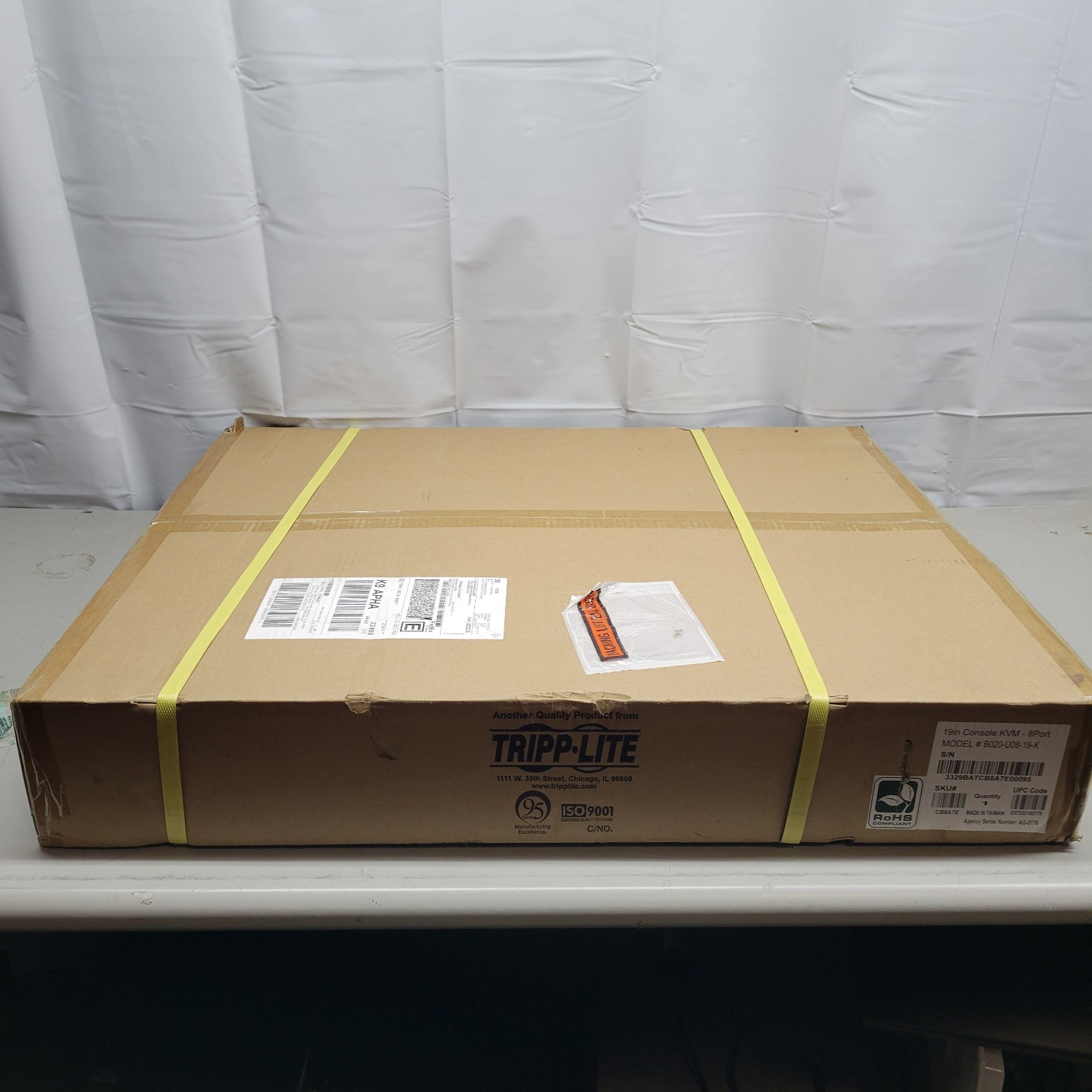 B020-U08-19-K 8-Port Console KVM Switch W/ 19" LCD & 8 PS2/USB Combo Cables, Bla