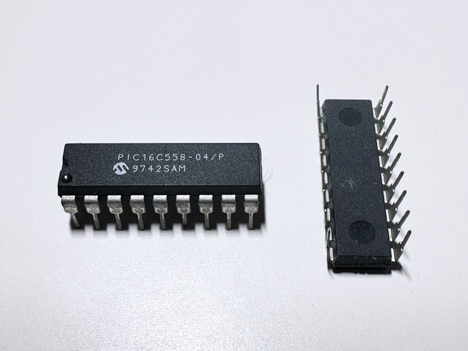 1X PIC16C558-04/P Microchip EPROM Based 8 Bit CMOS Microcontroller 4MHz DIP-18