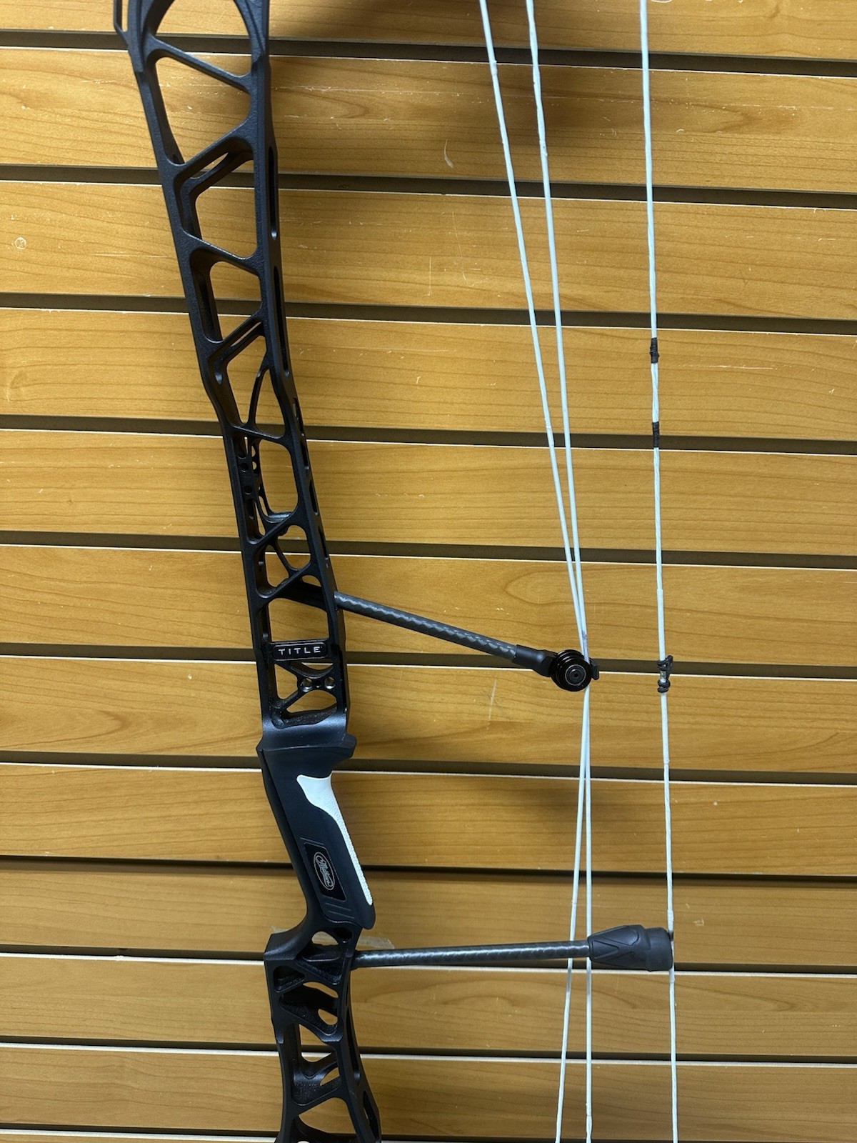 Mathews TITLE 40 Compound Bow - Black - RH - Barely Shot