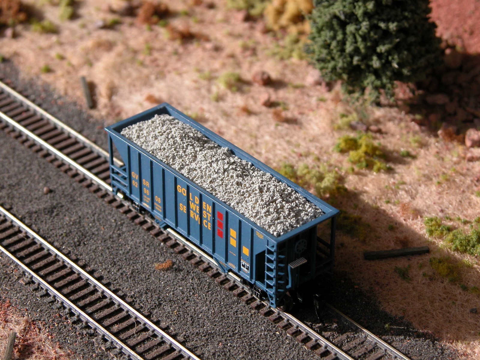 Hay Bros CHUNK LIMESTONE LOAD - Fits Atlas & Walthers Greenville 2-Bay Hoppers