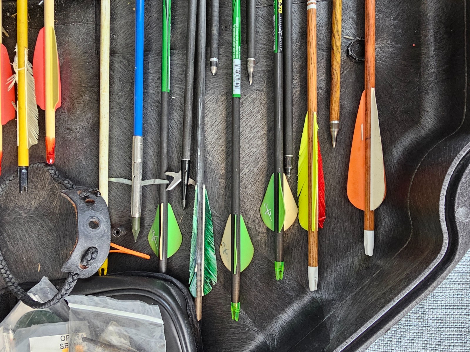 Classic York Compound Bow with Case Arrows and Accessories RH (used read)