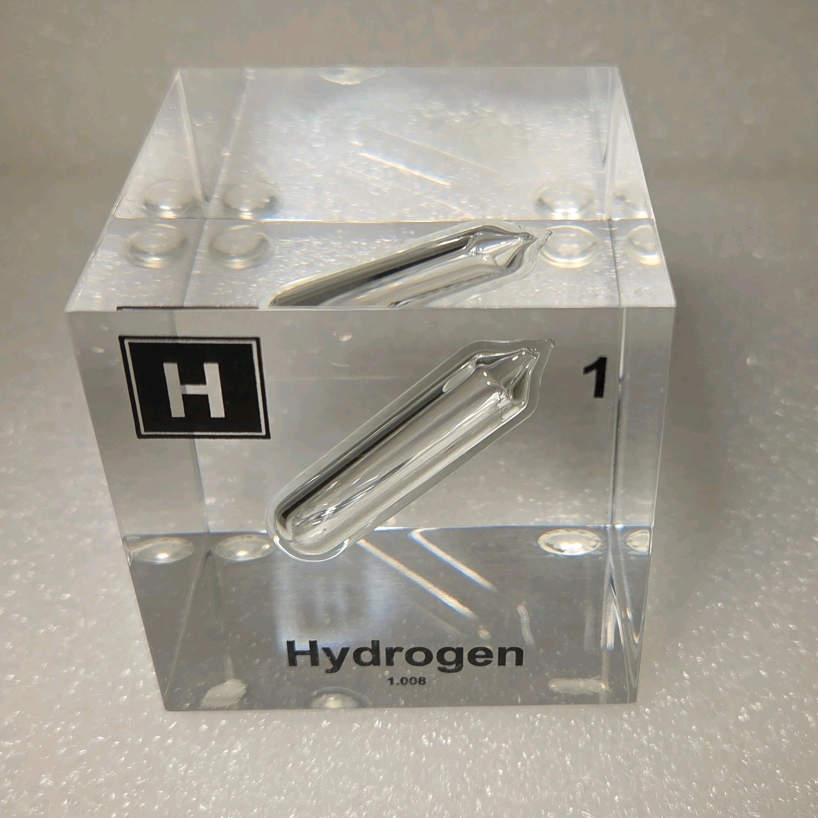 Engineered Labs Hydrogen Element Cube