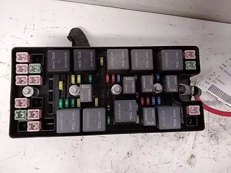 2005-2006 Ford Mustang Fuse Box Relay Module Engine Assembly OEM