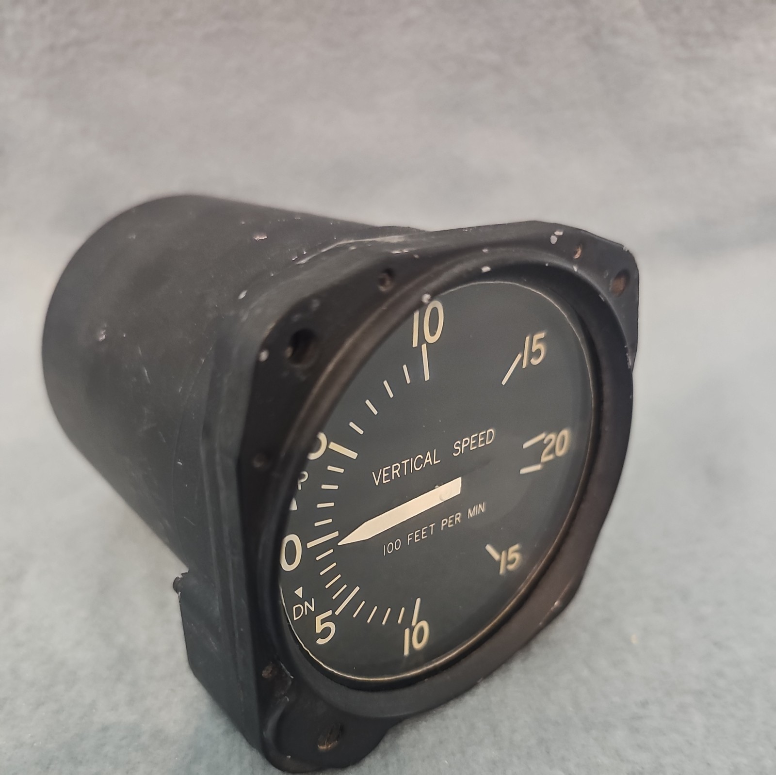 CESSNA VERTICAL SPEED INDICATOR PN C661080-0101 7000-C32