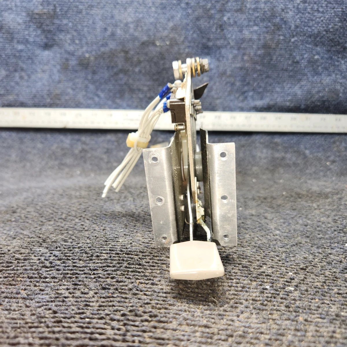 0560025-6 | cessna 172N | Flap Indicator